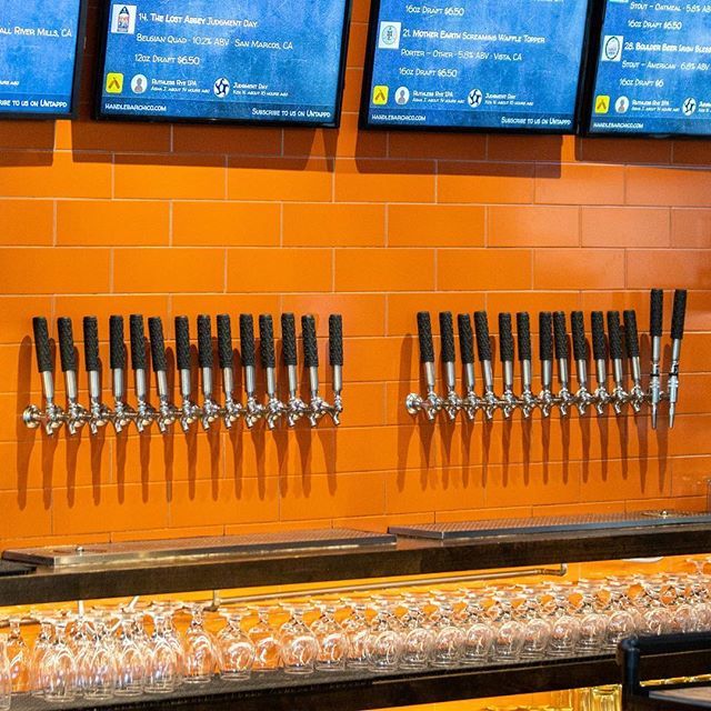The weekend is upon us...and, now, you’ve got some decisions to make!  28 options, that you can’t go wrong with!
#craftbeer #handlebarchico #fridayvibes #alldayipa #wateringholefortownies