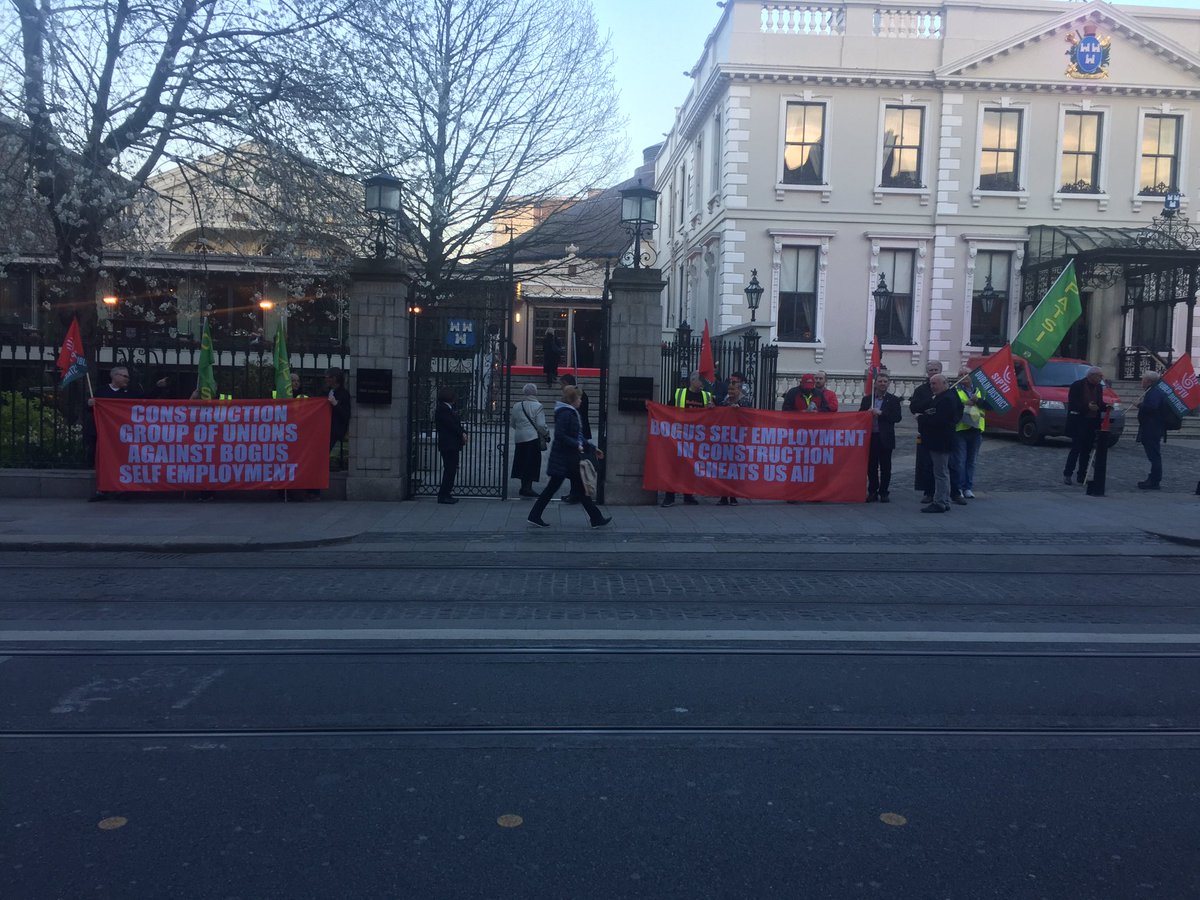 opatsi1's tweet photo. #constructionawards  Trade Unions protesting on bogus self employment https://t.co/rGBov6d6l6