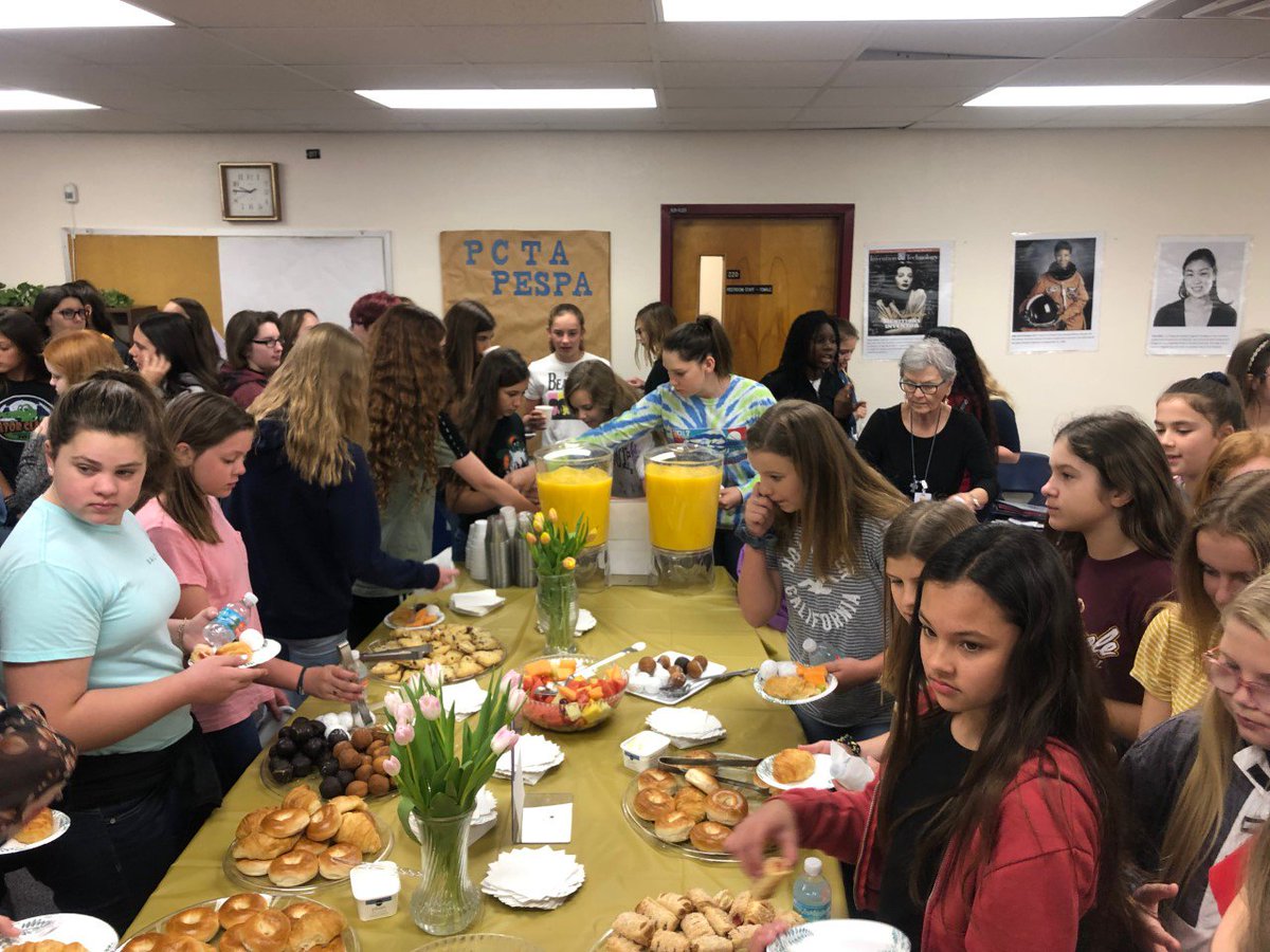 my_pcs's tweet photo. Seminole Middle School STEM teacher Michael McCullough hosted a Women in STEM breakfast for his female students. More than 30 guest speakers visited the school to talk with students about their STEM careers. #WomenInSTEM #PCSSTEM https://t.co/XD4Yg56z8O