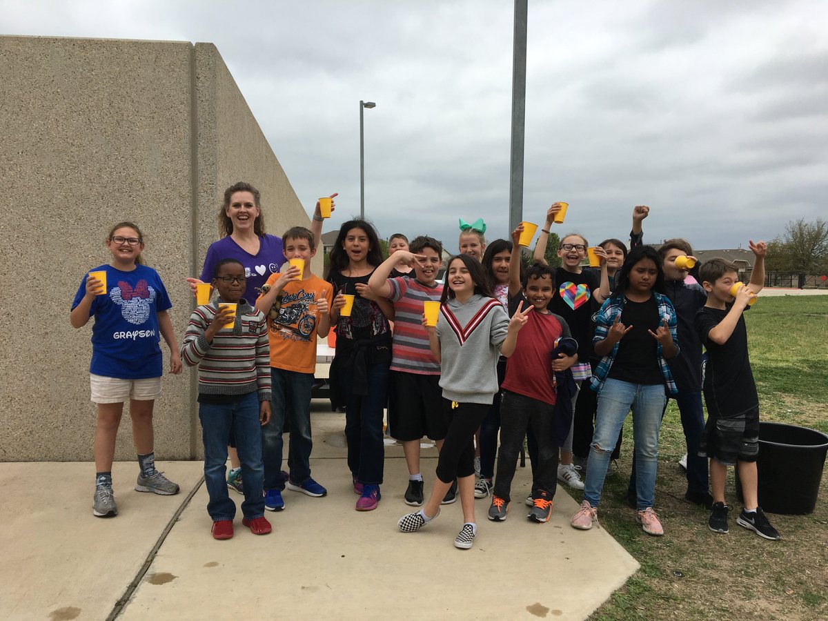 MissYuEdu's tweet photo. When life gives you lemons, you make lemonade! Happy Friday from our sweet Camacho C^2!! Their cups of kindness definitely filled my bucket today :’) #BeCamacho https://t.co/VbDFuwbwtA