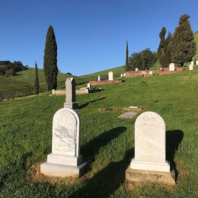gofitguide_hope's tweet photo. Hiked up to Rose Hill Cemetery this morning with @staceybugidy66 The energy there is sad as most of the people buried there are children, but it inspires gratitude for health and the ability to hike and enjoy life. #rosehillcemetery #blackdiamondmines #h… https://t.co/5qPnzv0ceq https://t.co/zKn9RxTRZu