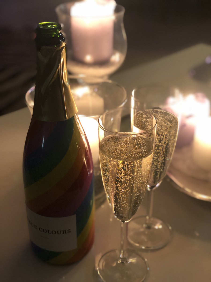 Loppuviikko töissä meni täysin epämukavuusalueella! Suurpiirteinen erittäin tarkan työn parissa 😅 Mutta nyt se on tehty 💪 ja olen skumppani ansainnut!