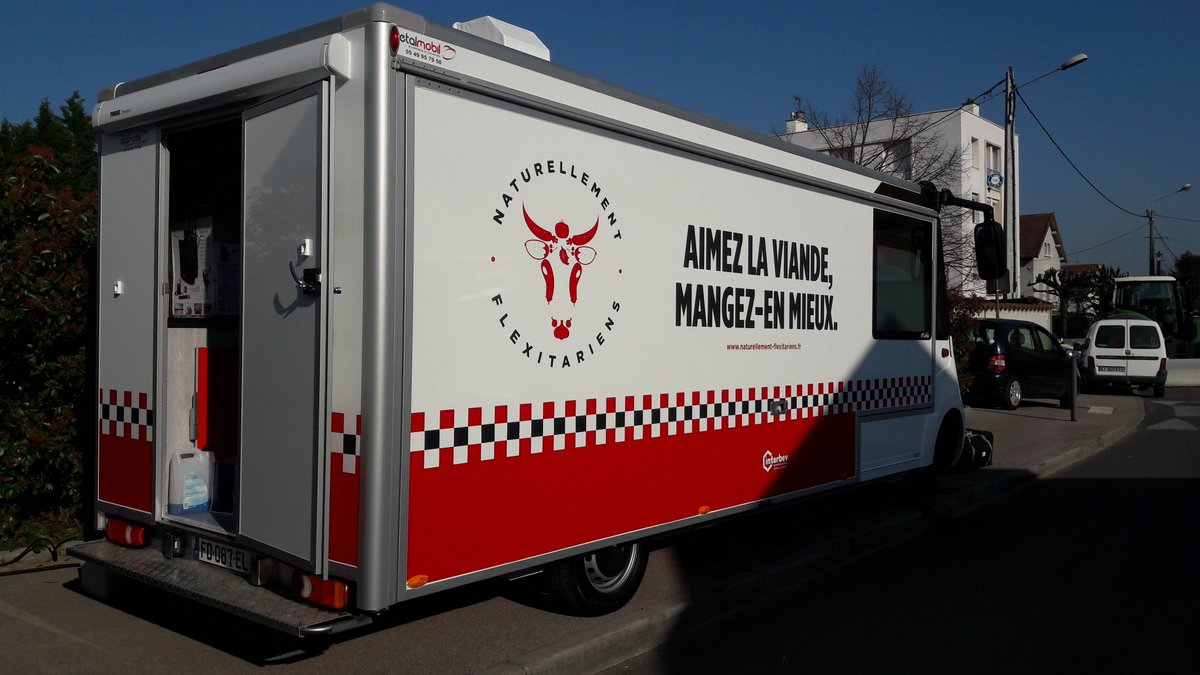 InterbevAuRA's tweet photo. Avec les 2eme années cap boucherie #cfa les mouliniers on vous attend pour mieux aimer la viande au #comicedefeurs face aux écuries @JPIerre_Taite @villedefeurs42 @fdsea42 https://t.co/3ZQ1Wa22Ox