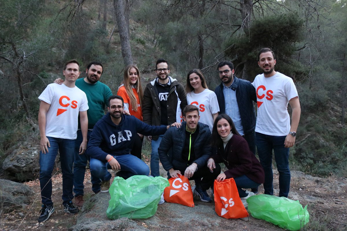 JcsRMurcia's tweet photo. 🌍 Equipo @jovenesCs en la limpieza en el valle. Comprometidos con el Planeta y con la Región de Murcia. 🌿

☝️Tomemos conciencia de que el planeta es nuestra casa y tenemos que cuidarlo. 🍊 

#JcsConElPlaneta #JcsTeam https://t.co/3kEUkCCL96