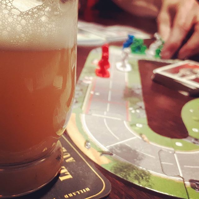 placegourmets's tweet photo. Comme un air de vacances avec une bière blanche florale et le jeu flamme rouge ! #beerlovers #jeudeplateau #flammerouge https://t.co/k3NIgQdHH5 https://t.co/BdLwpN5Q7o