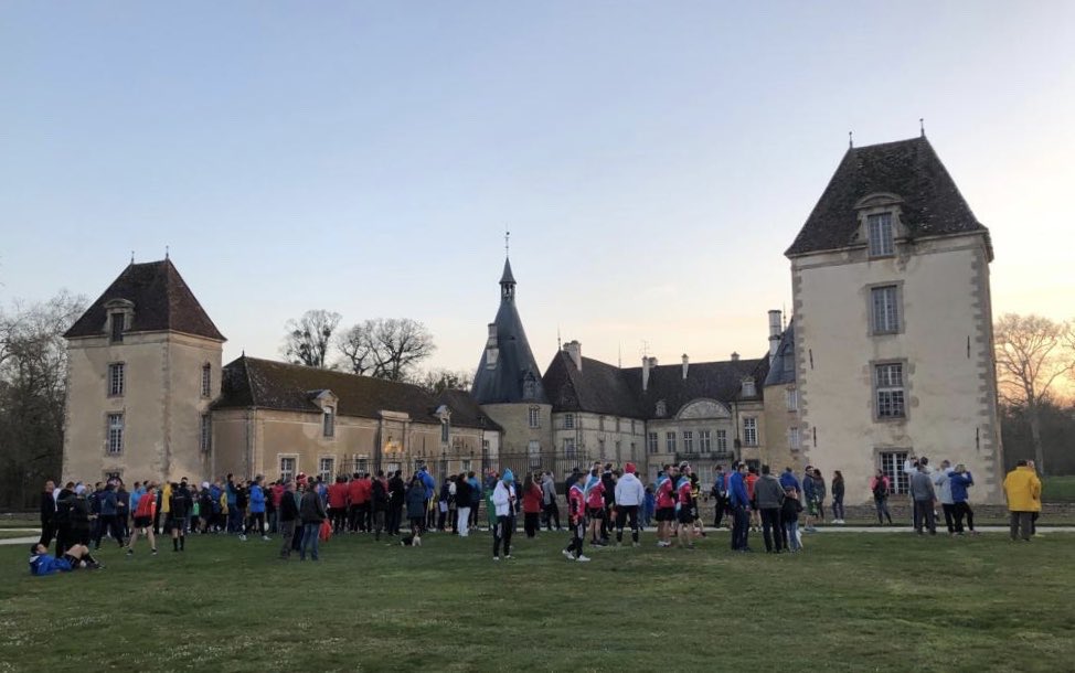 Merci au <a href="/ChateauCommarin/">Château de Commarin</a> et à Monsieur le Maire de #commarin  pour leur excellent accueil. Le village et le château sont de magnifiques écrins pour recevoir <a href="/LaCourseduCoeur/">La Course du Coeur</a> 
#cdc19 #courseducoeur #ledonjedisoui #dondorganes #magnifiquecadre #chateaufrançais