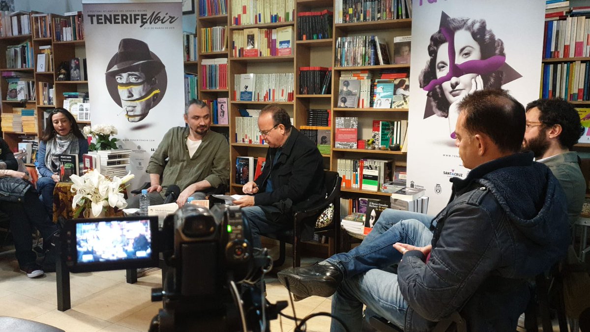 madridfrontera's tweet photo. Mi autor (@smrtelna) en @LdMujeresCanari, hablando (entre otras cosas) de mí. #MadridFrontera en #TenerifeNoir2019 https://t.co/617f5s6G6s