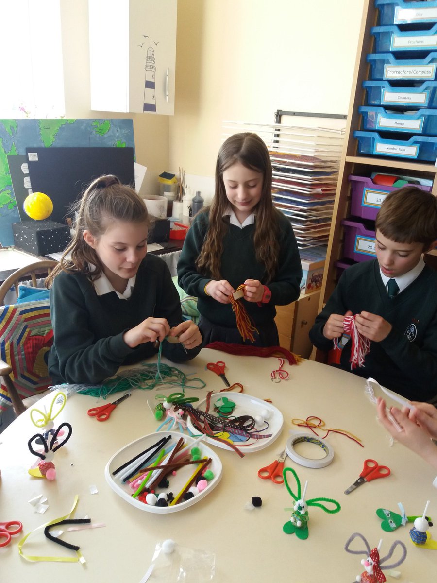 Midge19872373's tweet photo. Easter lollipop bunnies made... 🐰🐰..then, just enough time to get back to the very addictive, therapeutic woolly hat. The concentration!! 🐑🐑 https://t.co/Wzc6ULlpLL