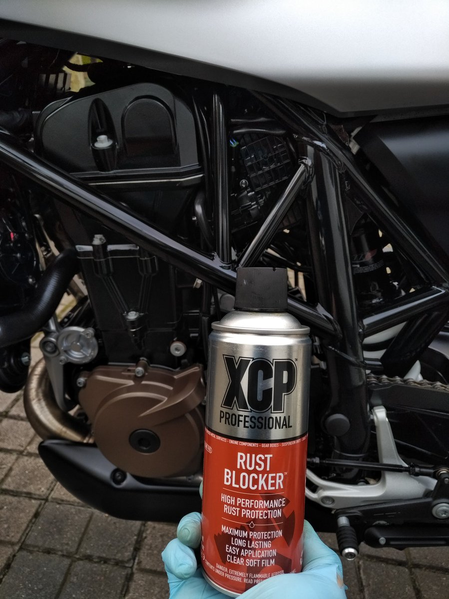 Hishine01's tweet photo. The Husqvarna Vitpilen 701, What a superb "Urban" street bike. Now back to better than showroom (Clients words😉) And with some much needed corrosion protection in the form of #xcppro #Vitpilen701 #Husqvarna #BikeDetailing #BikeDetailing #London #Surrey #Kent #MotorbikeDetailing https://t.co/5D6ed9G9Hb