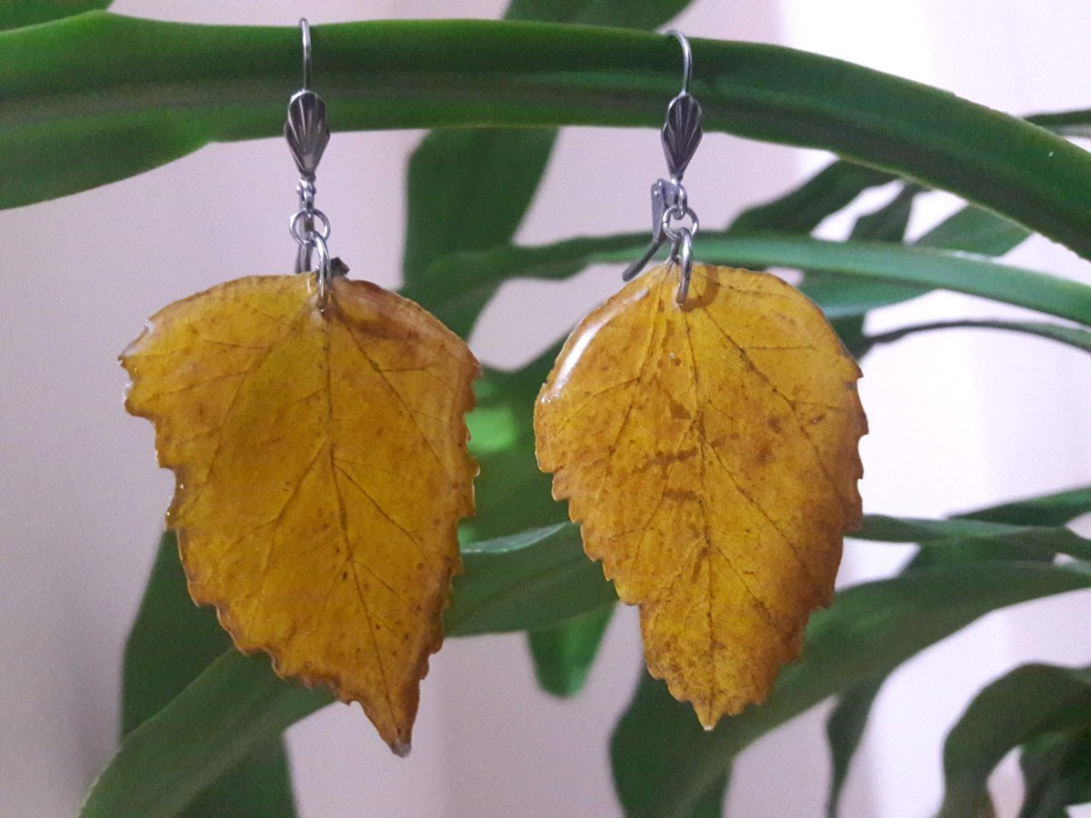 Chicos (as) soy bióloga y llevo varios meses sin trabajar. Necesito dinero para poder vivir. Yo hago estas joyas con elementos naturales, resina y acero. Son super lindas. Hago envíos a todo el país. Cualquier RT me ayuda a que más gente conozca mi trabajo. Más fotos en el hilo.