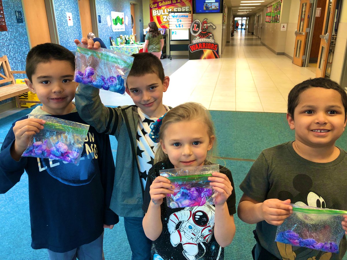 DrBalintfy's tweet photo. Students in @le_1st grade were so excited to learn about space today, and were happy to show off their Galaxy projects.  @rceducation and @MsD_atLCSD students at LE are excited to be #StemStrong 🔶💙🔶#WeAtLE 🔶💙🔶 #LiverpoolTheFamily https://t.co/XVcB4jq7xg