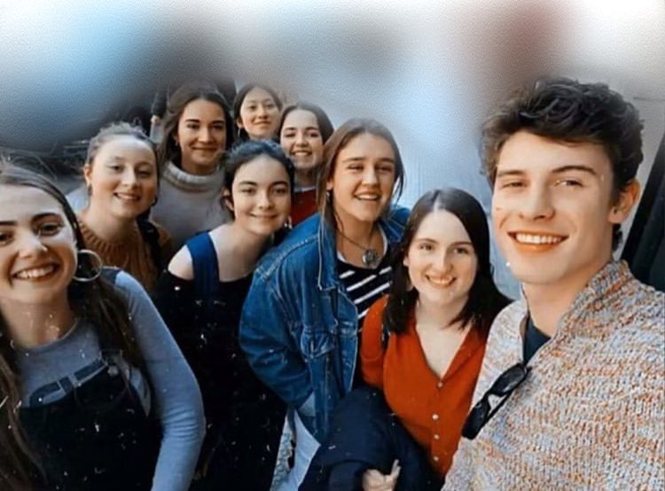 TrackingSM's tweet photo. Shawn with fans in Bilbao today 💞 https://t.co/Q05y1vtsh4