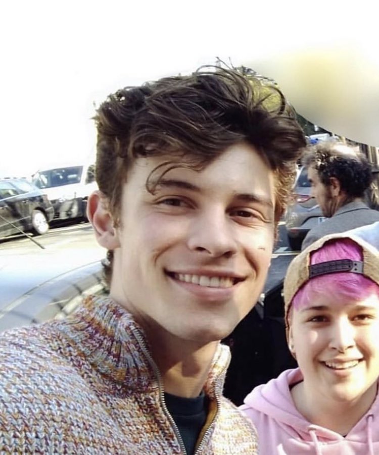 TrackingSM's tweet photo. Shawn with fans in Bilbao today 💞 https://t.co/Q05y1vtsh4