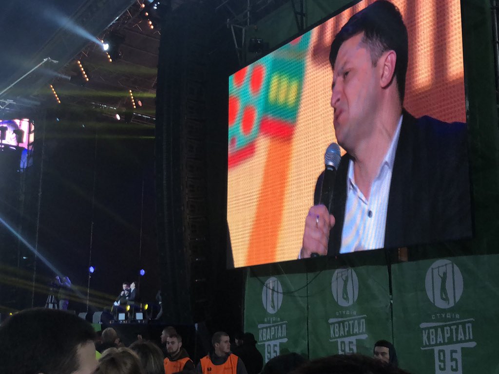 LuziaTschirky's tweet photo. Weswegen ein Entertainer die ukrainischen Präsidentschaftswahlen gewinnen könnte? Heute bei #10vor10. #Selenski #ukraine2019 https://t.co/HM8cjcOirk