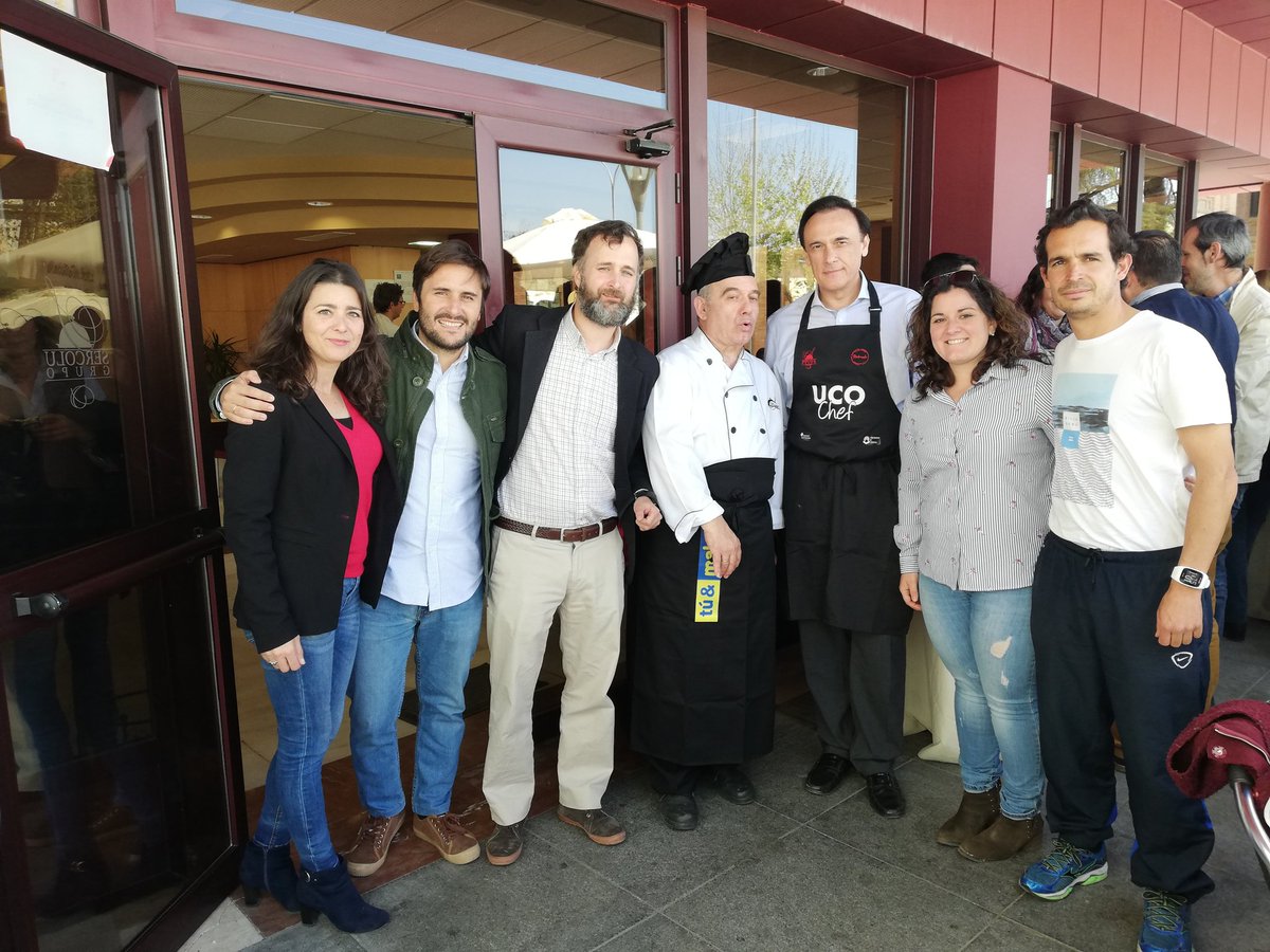 Hoy en la  Cafetería Rectorado de la <a href="/Univcordoba/">Universidad Córdoba</a>  se ha celebrado el UCO Chef con dos chefs magníficos como son el Rector de la UCO y la Vicerrectora Rosario Merida.
Allí hemos estado los jóvenes empresarios!!!
Enhorabuena Laura <a href="/SERCOLUCATERING/">SERCOLU CATERING</a>  por la iniciativa!!!
#somosAJE