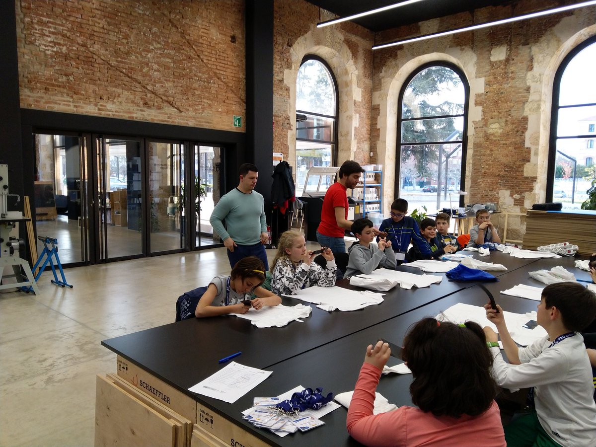 UbuIngenio's tweet photo. Hoy los chicos del nivel 1 de UBUingenio han conocido el #EspacioUBUMaker,se han llevado sus camisetas con el logo del Espacio y sus diseños vectorizados en vinilo textil.
Han disfrutado mucho
#muchoqueaprender
#AACC #Talento #Burgos

@UBUInvestiga @JuventudBurgos @LaEstacionBur https://t.co/T5IEIHFQAr