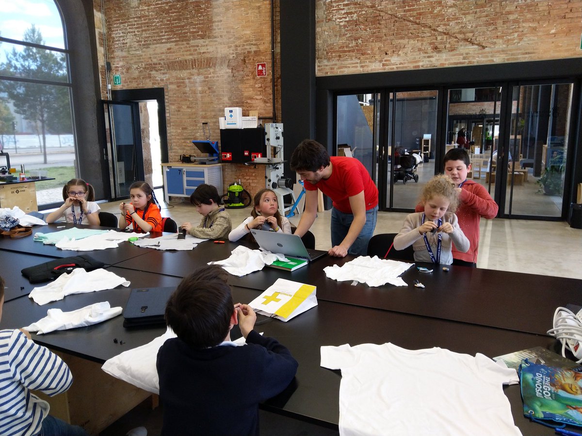 UbuIngenio's tweet photo. Hoy los chicos del nivel 1 de UBUingenio han conocido el #EspacioUBUMaker,se han llevado sus camisetas con el logo del Espacio y sus diseños vectorizados en vinilo textil.
Han disfrutado mucho
#muchoqueaprender
#AACC #Talento #Burgos

@UBUInvestiga @JuventudBurgos @LaEstacionBur https://t.co/T5IEIHFQAr