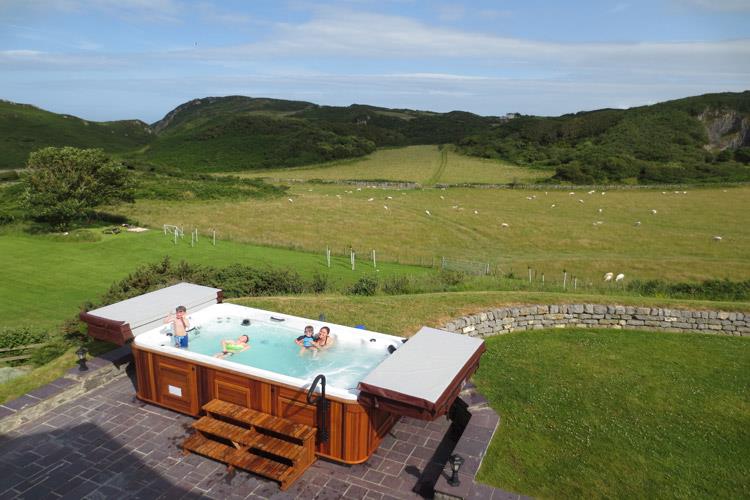 ArcticSpasUK's tweet image. Hot tubbing? Or swimming?
You can do both! 💦🏊 
Work out, relax, swim, splash around, there’s room for whatever you feel like doing in an Arctic All Weather Pool. 
arcticspas.co.uk/swim-spas/
#arcticspas #allweatherpool #swimspa