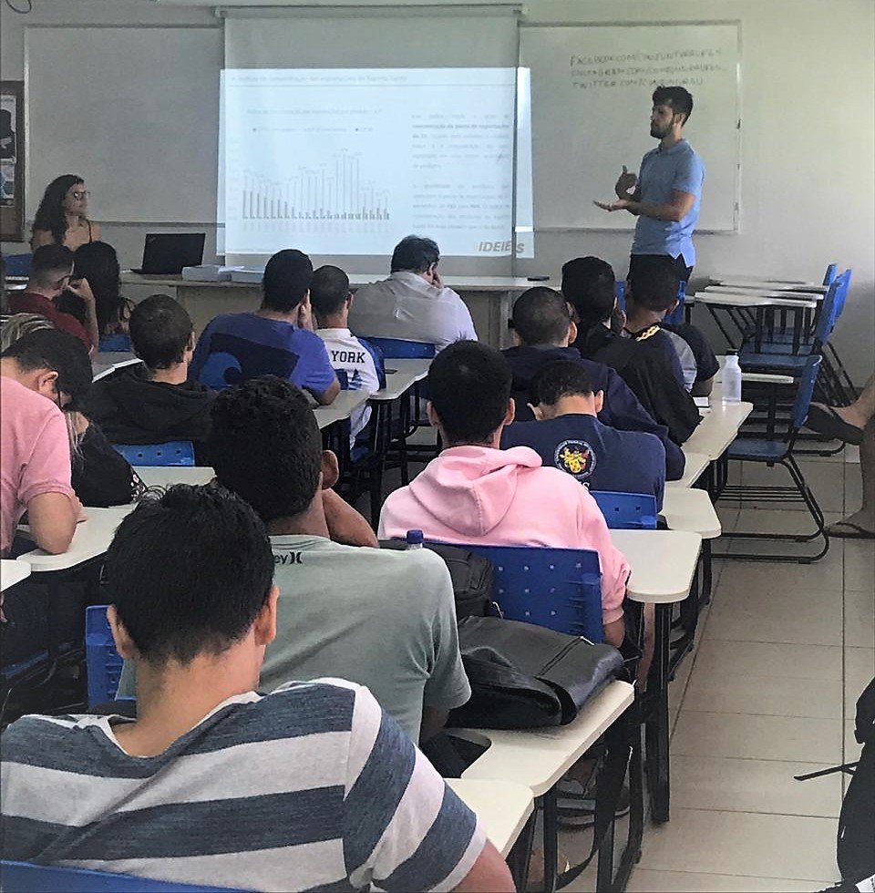 Observ_Findes's tweet photo. #TimeIdeies com alunos do grupo de @ConjunturaU da @ufesoficial para uma palestra sobre Exportações do Espírito Santo (1997-2017): concentração, vantagens comparativas e perspectivas. #Ideies #ComércioExterior #EstudosEspeciais
➡Confira artigo completo: https://t.co/dnFnY0AEkV https://t.co/fW0byzljhK