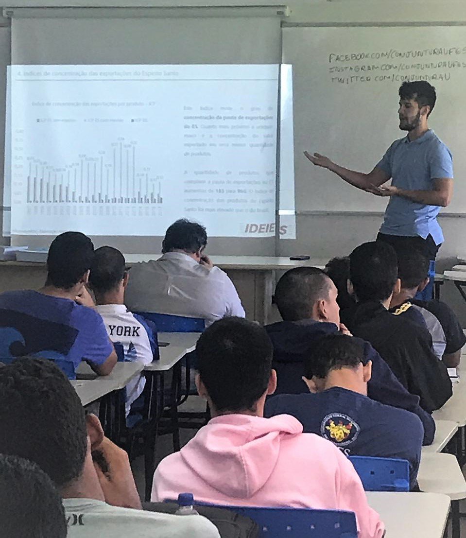 Observ_Findes's tweet photo. #TimeIdeies com alunos do grupo de @ConjunturaU da @ufesoficial para uma palestra sobre Exportações do Espírito Santo (1997-2017): concentração, vantagens comparativas e perspectivas. #Ideies #ComércioExterior #EstudosEspeciais
➡Confira artigo completo: https://t.co/dnFnY0AEkV https://t.co/fW0byzljhK