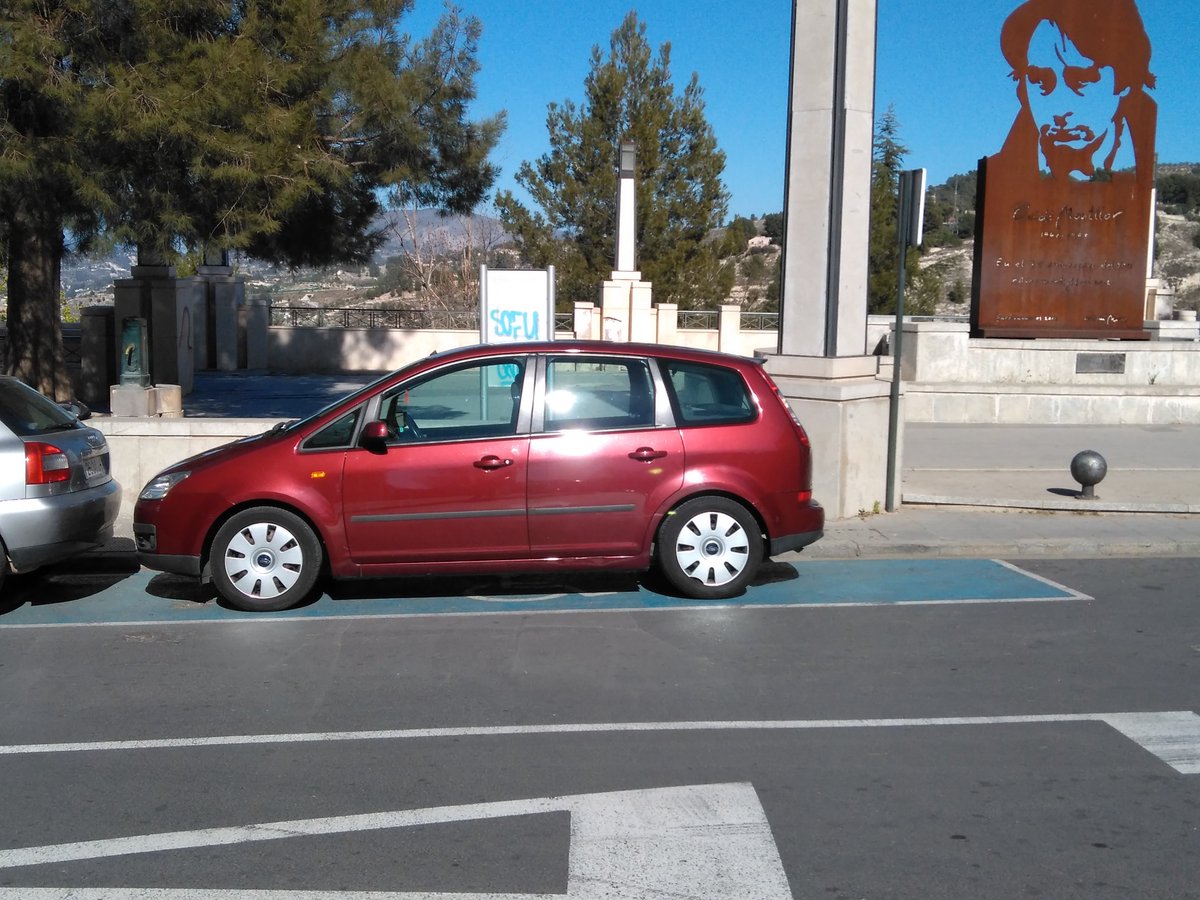 AlcoiAvanzar's tweet photo. En los alrededores del centro de estudios para gente adulta Orosia de Alcoy, solo hay una plaza de aparcamiento para personas con movilidad reducida.
Se solicitó en diciembre de 2018 una ampliación de esta clase de plazas.
A fecha de hoy sigue todo igual. #queVergonya https://t.co/bq71ak86N4