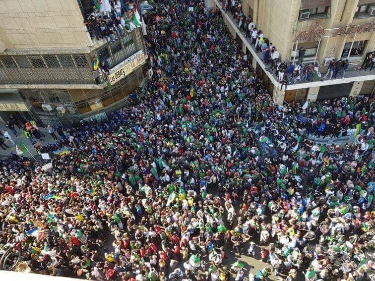 AlgeriaUp's tweet photo. Algiers 29|03|2019
According to #popular sources, #Algiers has lived today the biggest #protest in numbers as #Algerians from the neighboring cities invaded the capital.
Popular, national and #non_violent , this is how it works !
Best images 👇👇
#AlgeriaWakesUp https://t.co/q0oU3RmKPI