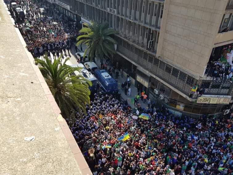 AlgeriaUp's tweet photo. Algiers 29|03|2019
According to #popular sources, #Algiers has lived today the biggest #protest in numbers as #Algerians from the neighboring cities invaded the capital.
Popular, national and #non_violent , this is how it works !
Best images 👇👇
#AlgeriaWakesUp https://t.co/q0oU3RmKPI