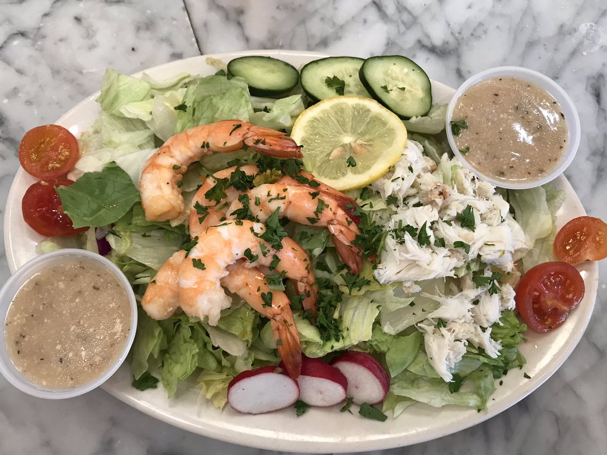 mckayWSB's tweet photo. As my new friend and former ATL resident Yvette reminds me its all about balance when you come to #NewOrleans #litelunch @FelixsNOLA #oystersonhalfshell #seafoodsalad #louisianalumpcrabmeat #boiledshrimp #ceasarsdressing @TheAbitaBeer #strawberry #smilinyumcam @ArumsFoodFotos https://t.co/Ig51XCOQCT