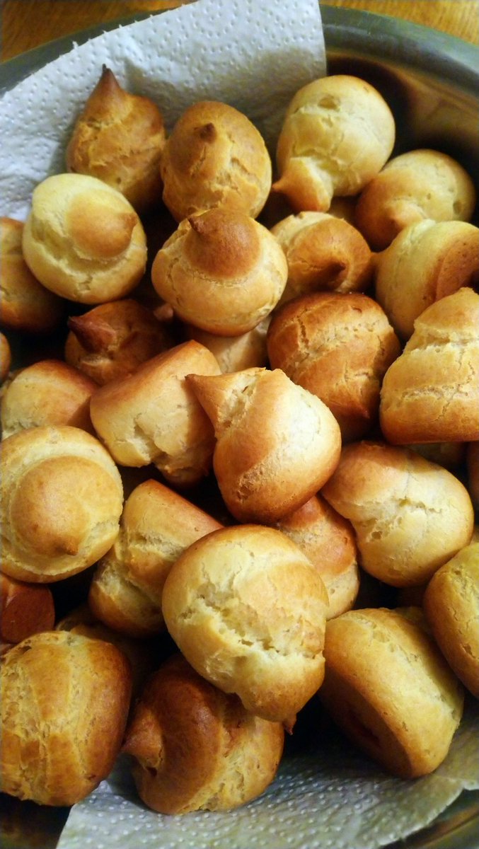 chef_edgardo's tweet photo. Ahí están los #Profiteroles o #Repollitos, no preparé #Eclairs esta véz, pero es la misma masa, llamada #Choux, con cual se preparan @Agroecologica.!! Ahora a preparar la #CremaPastelera para el relleno.!! 😊😋 https://t.co/sTKrKgHQtf