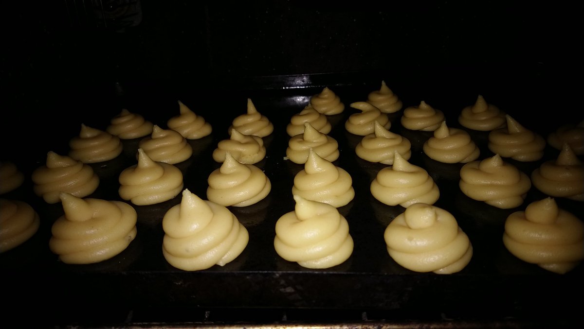 chef_edgardo's tweet photo. Ahí están los #Profiteroles o #Repollitos, no preparé #Eclairs esta véz, pero es la misma masa, llamada #Choux, con cual se preparan @Agroecologica.!! Ahora a preparar la #CremaPastelera para el relleno.!! 😊😋 https://t.co/sTKrKgHQtf