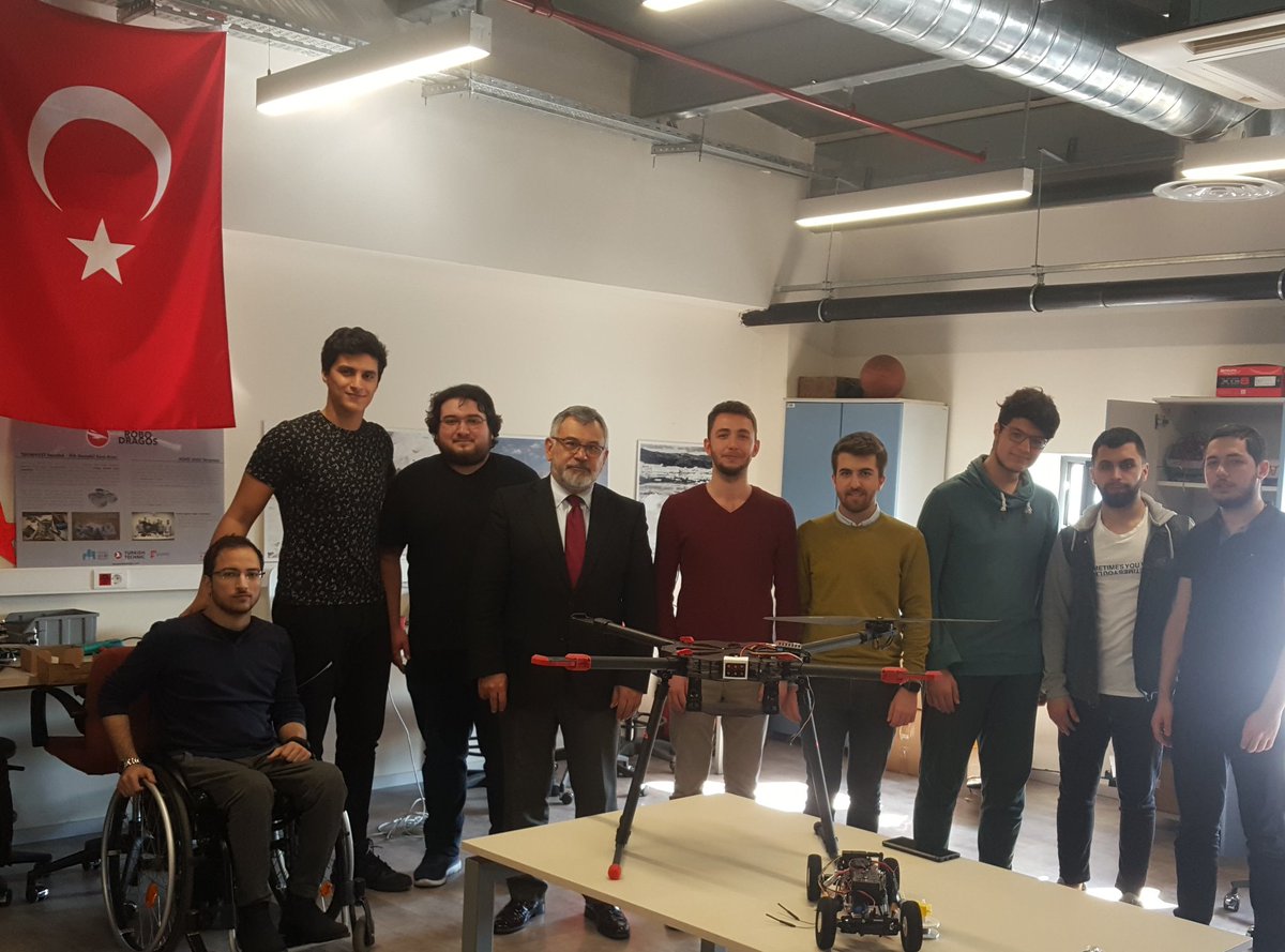 RoboDragos Ekibi:
Müthiş bir ekip. Yaptıklarını dinlerken gurur duydum. Gece-gündüz demeden insansız hava ve kara taşıtları üzerinde çalışıyorlar. Amerika'da ülkemizi temsil etmeye hazırlanıyorlar.
Yolunuz açık olsun <a href="/robodragos/">RoboDragos</a>
ekibi. Yarışmada başarılar.
@sehiruniversite