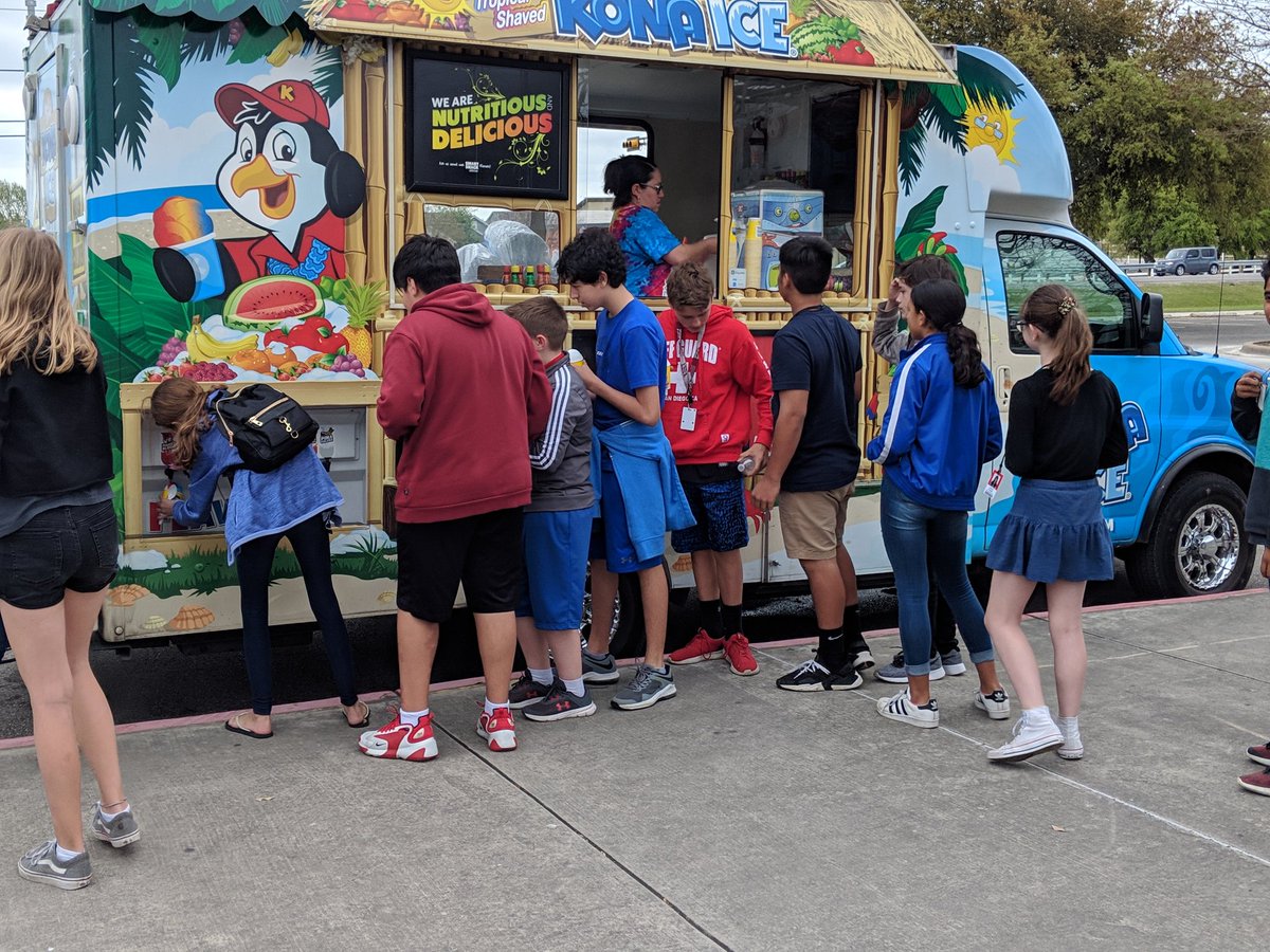 spacegirl_7's tweet photo. @HaysBMS WRITING CAMP break with @KONAICE. #CoolCamp ❄️ @HaysCISD https://t.co/ikouMqLaVB