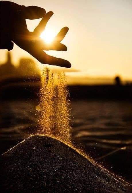 يَنْزِلُ الصَّبْرُ عَلَى قَدْرِ الْمُصِيبَةِ وَ مَنْ ضَرَبَ يَدَهُ عَلَى فَخِذِهِ عِنْدَ مُصِيبَتِهِ حَبِطَ عَمَلُهُ .
أمير المؤمنين (ع)