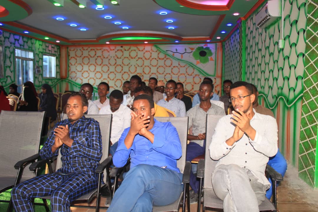 hogeso1's tweet photo. #HOGESO waxay qabatay bandhig-suugaaned sanadle ah, waxa loo qabtay dhalinyaro kakala timid degmooyinka gobolka Benadir. Waxay soo bandhigeen Rag&amp;Dumarba suugaan aad u qiimo badan. Xaafiska naadiyada e ururkaa soo qaban qaabiyay bandhiga. Goobta waxa joogay marti sharaf abwaanaa. https://t.co/d8LD2DCroG
