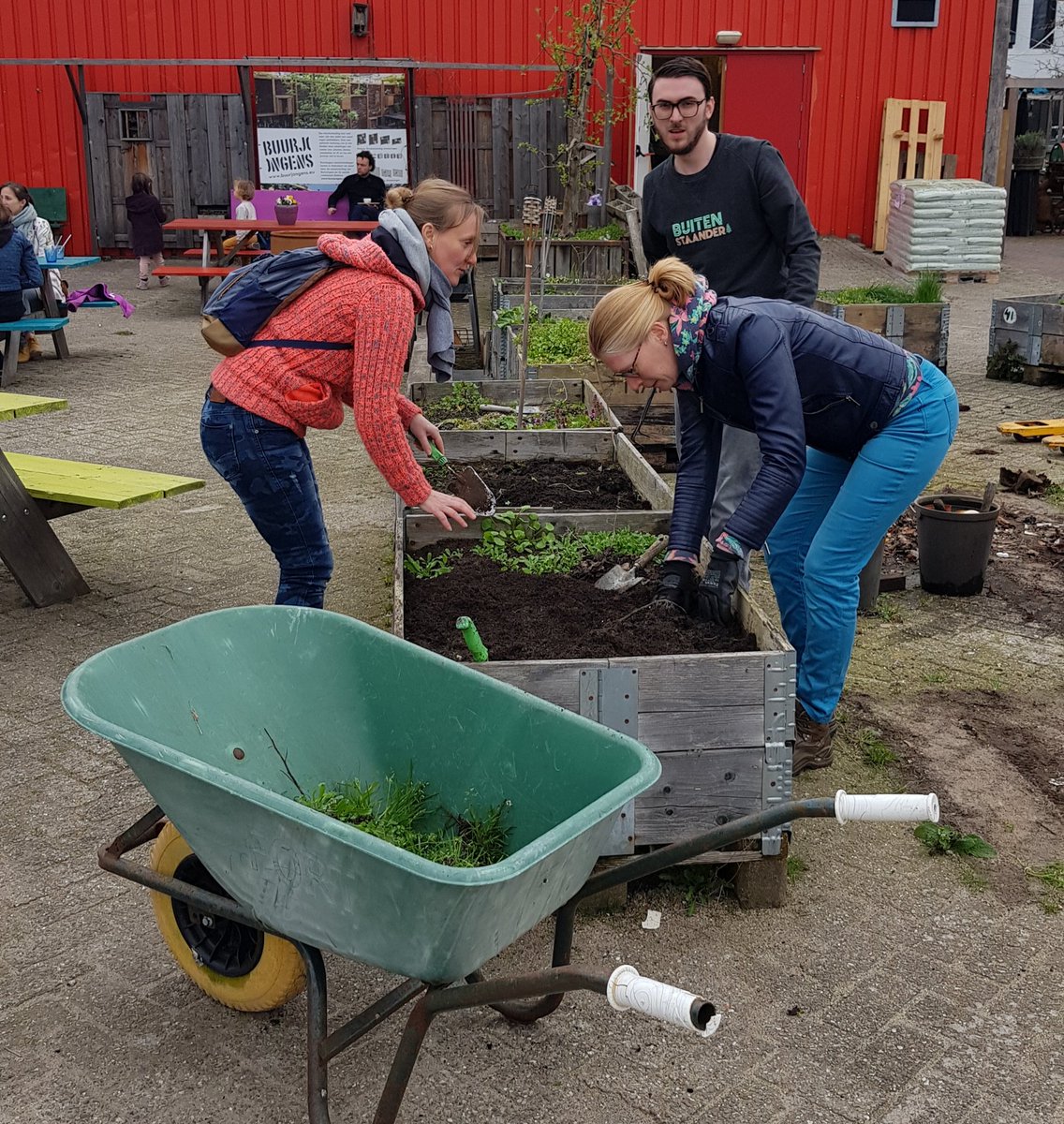Nieuwe Stadsboeren (@nieuwestadsboer) on Twitter photo Start van het stadsboeren seizoen op de Nieuwe Stadsakker <a href="/DeNieuweStad/">De Nieuwe Stad</a> in de voortuin van @HetLokaalBV hard gewerkt met mooi resultaat! #zaaiplan #nieuwestadsboeren #moestuinbakken #stadslandbouw Start van het stadsboeren seizoen op de Nieuwe Stadsakker <a href="/DeNieuweStad/">De Nieuwe Stad</a> in de voortuin van @HetLokaalBV hard gewerkt met mooi resultaat! #zaaiplan #nieuwestadsboeren #moestuinbakken #stadslandbouw