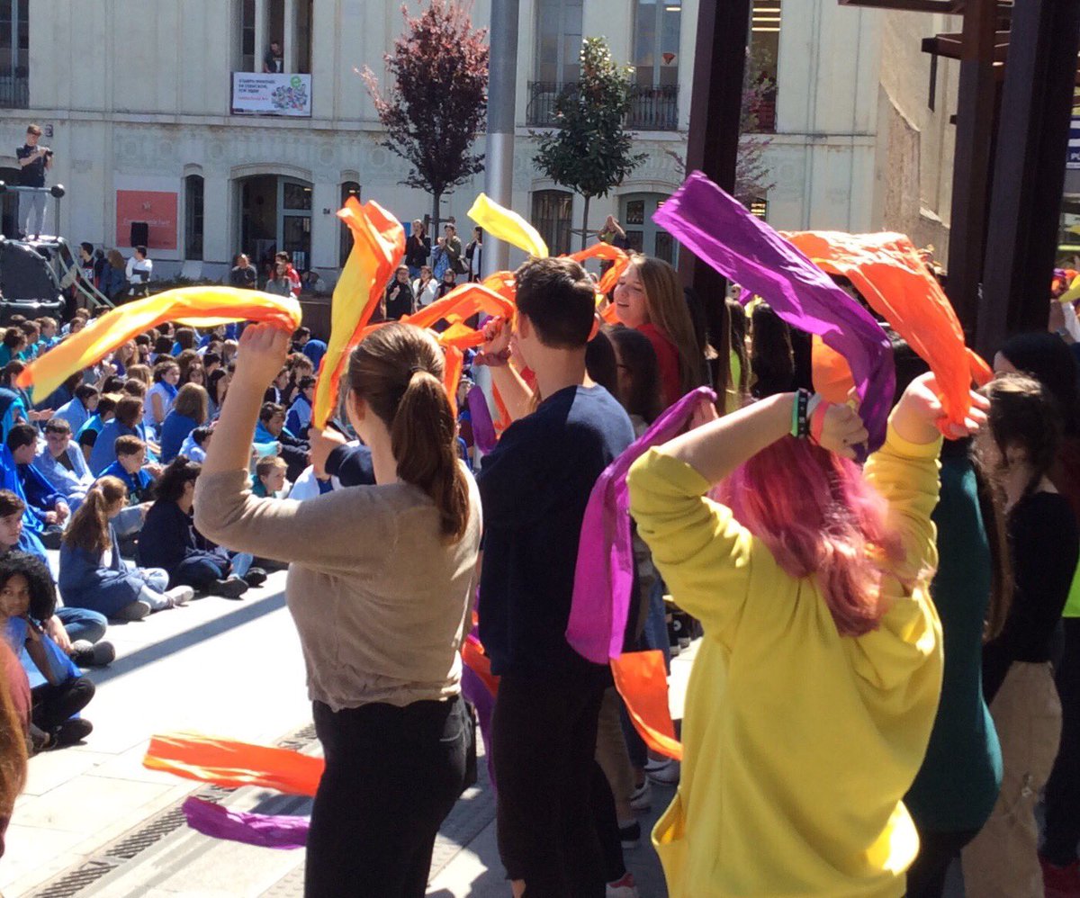 anna3font's tweet photo. #refugiatsbenvinguts #Macroactivitat19 @joanpelegricat https://t.co/vhMqrXJ6A6