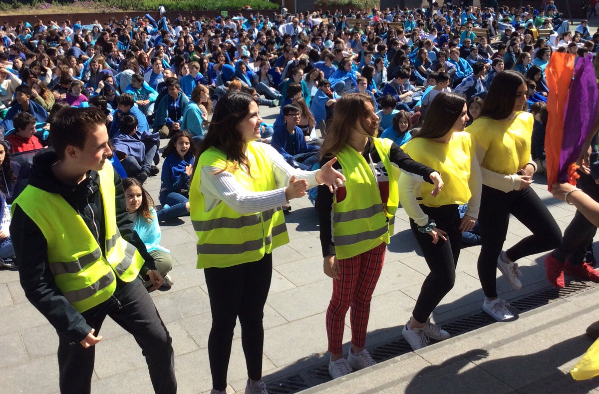 anna3font's tweet photo. #refugiatsbenvinguts #Macroactivitat19 @joanpelegricat https://t.co/vhMqrXJ6A6