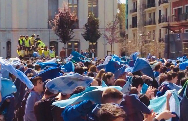 anna3font's tweet photo. #refugiatsbenvinguts #Macroactivitat19 @joanpelegricat https://t.co/vhMqrXJ6A6