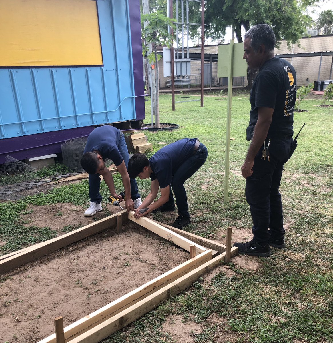 Chickens coming to #IandGCenter Here we go again! Doing some #criticalthinking #decisionmaking and expanding our #creativity by  #engaging in #lifelonglearnig  experiences through student #collaboration #districtofchampions #youmatter <a href="/gutiexfer/">Fernando X Gutierrez</a> @igmcallen1