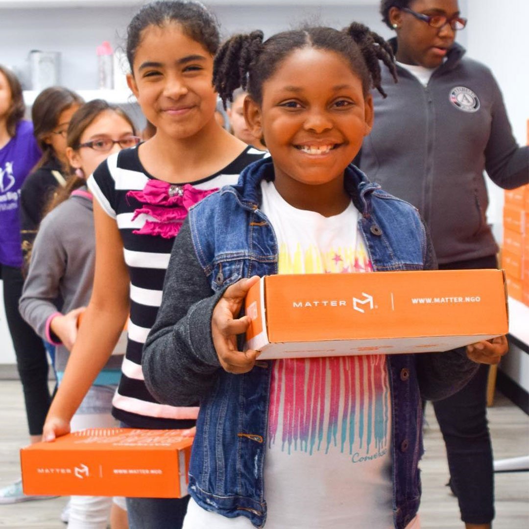BBBSMiami's tweet photo. .@UMDining stopped by to deliver these nutritious #Matterboxes to our Group Engagement & Mentoring Littles as part of their #OneMillionActsofGood partnership with @TheEllenShow and @cheerios 🙌 The smiles say it all! @MATTER_ngo https://t.co/Ri22IxPVBt