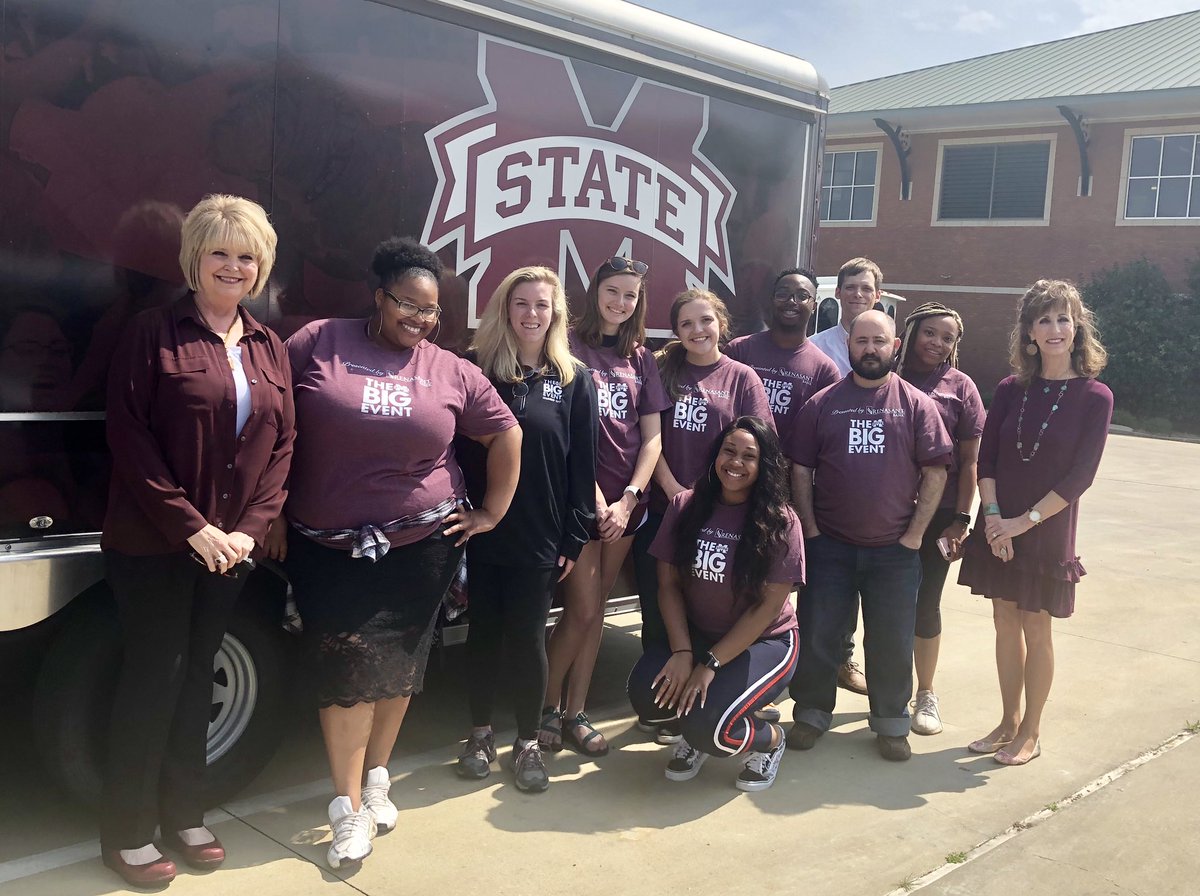 MSUBigEvent's tweet image. Our Student Leadership Team is busy checking in over 800 volunteers this evening for tomorrow MSU BIG EVENT, but not too busy to stop for a photo with our sponsors @Renasant Bank. Thank you for supporting our BIG DAY! #serviceatstate #volunteer #community