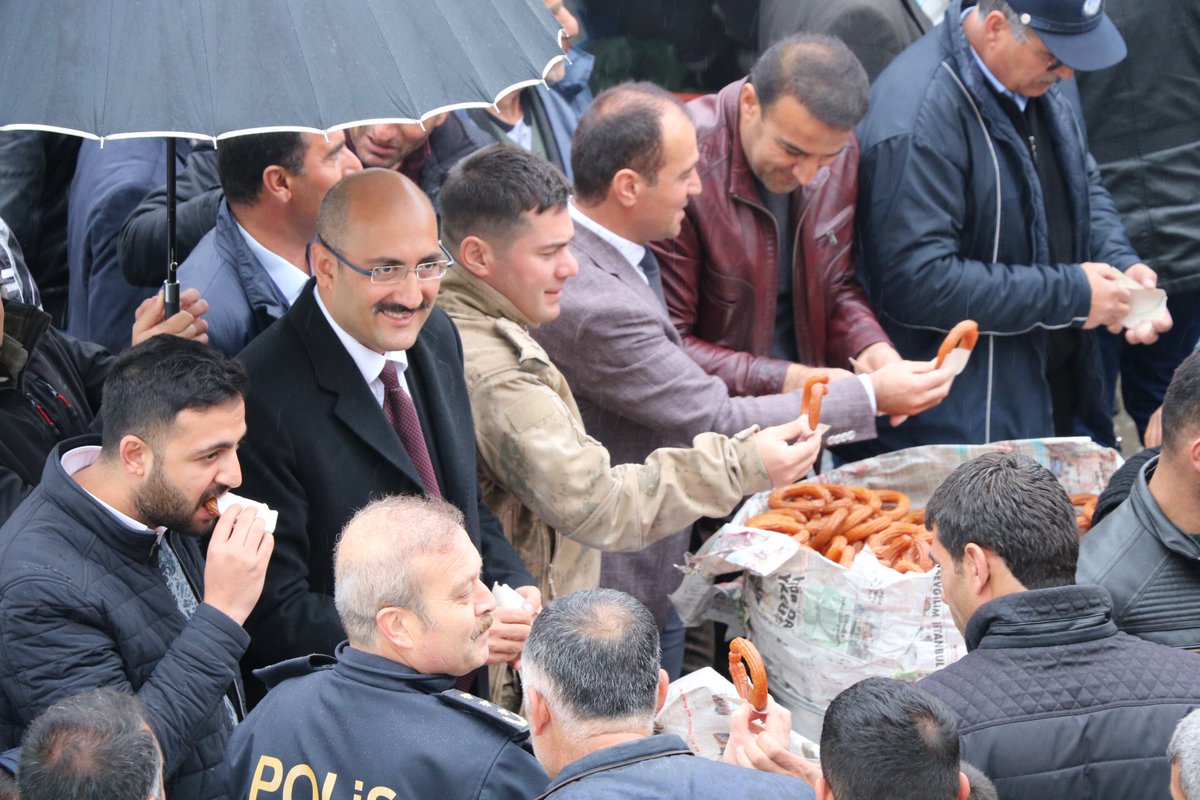 KayabaglarBld's tweet photo. Başkan V. Sayın @ihsanemre Aydın,vatandaşlarımıza tatlı ikramında bulundu.Tüm Kayabağlarlı hemşehrilerine teşekkür ederek belediye başkanlığı döneminde hizmetlerin yerine getirilmesi sırasında göstermiş oldukları ilgi alaka ve kolaylıklardan dolayı sevgi ve saygılarını ifade etti https://t.co/JYl2hnG2WU