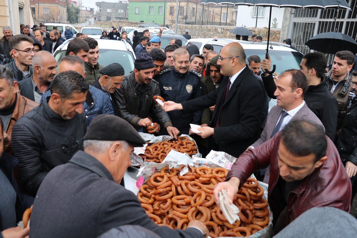 KayabaglarBld's tweet photo. Başkan V. Sayın @ihsanemre Aydın,vatandaşlarımıza tatlı ikramında bulundu.Tüm Kayabağlarlı hemşehrilerine teşekkür ederek belediye başkanlığı döneminde hizmetlerin yerine getirilmesi sırasında göstermiş oldukları ilgi alaka ve kolaylıklardan dolayı sevgi ve saygılarını ifade etti https://t.co/JYl2hnG2WU