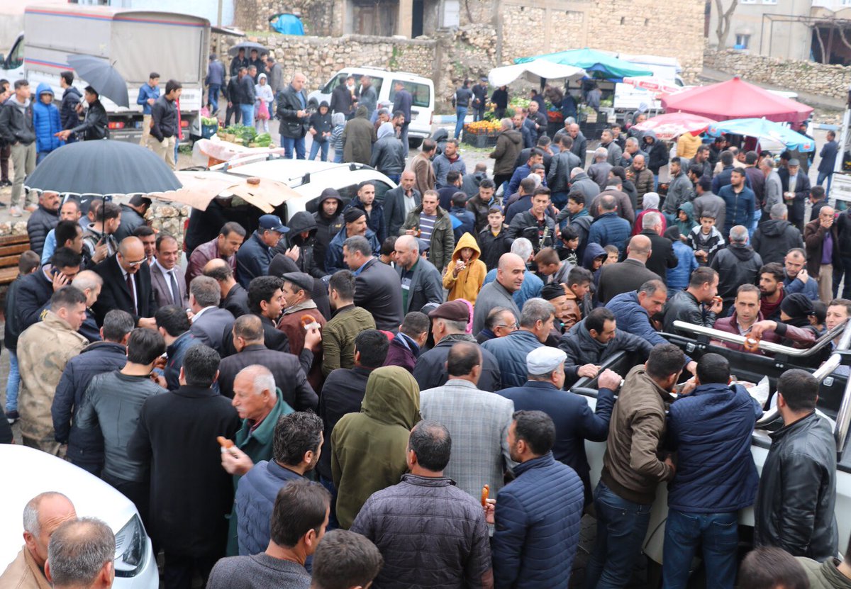 Başkan V. Sayın <a href="/ihsanemre/">İhsan Emre AYDIN</a> Aydın,vatandaşlarımıza tatlı ikramında bulundu.Tüm Kayabağlarlı hemşehrilerine teşekkür ederek belediye başkanlığı döneminde hizmetlerin yerine getirilmesi sırasında göstermiş oldukları ilgi alaka ve kolaylıklardan dolayı sevgi ve saygılarını ifade etti