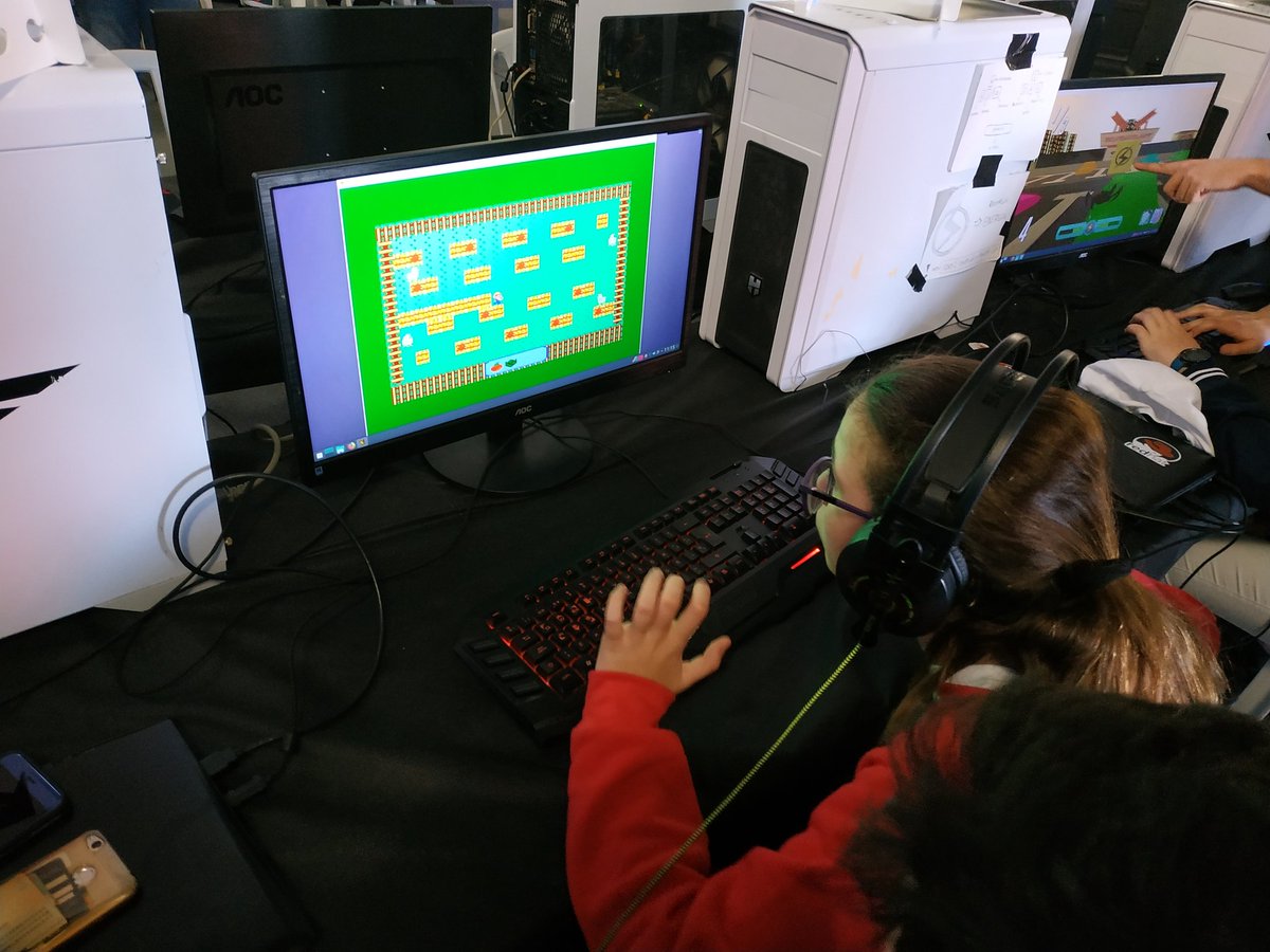 NibbleGamesDev's tweet photo. We are currently letting people play #CrimsonKnightAdventures at the event #ZonaIndie on #AlicanteGaming !

We are presenting the game with @VirtualMolecule . 

See you around!

#AlicantePuertoDeEncuentro
#GameDev #indiedev #UAGames 
#DistritoDigitalCV https://t.co/aX0pLvguk9 https://t.co/yni0vpY9tC