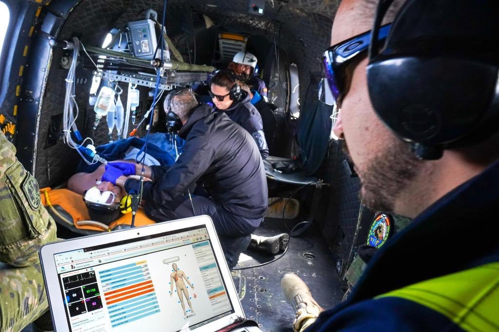 APerezAlonso's tweet photo. Simulación avanzada en misión #HEMS. Entrenando hasta que no pueda salir mal. @AtlanticEmergen @alex_artero #simulacion #EmergencyMedicine #flightnurse https://t.co/uecPdXx1X2