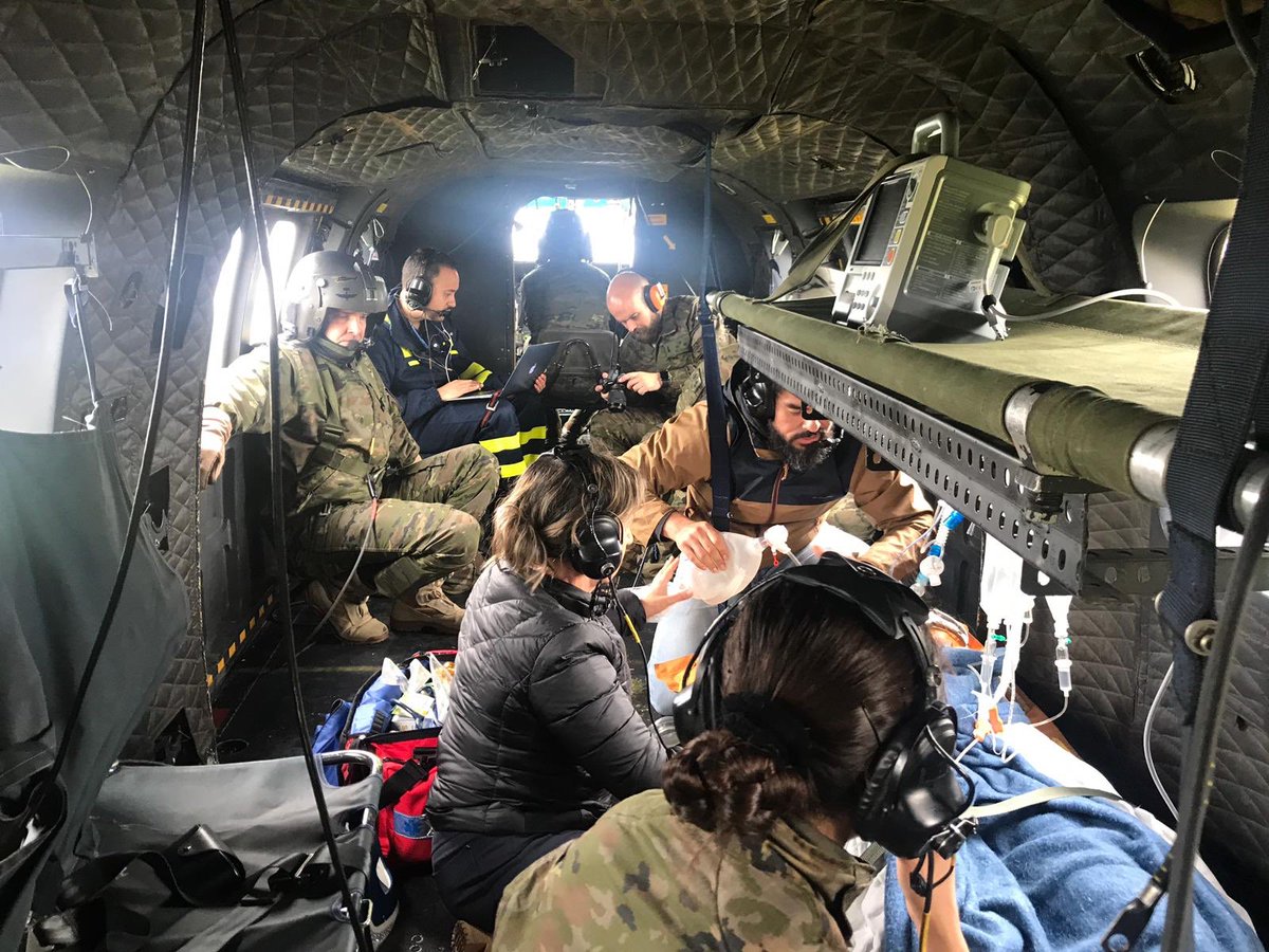 APerezAlonso's tweet photo. Simulación avanzada en misión #HEMS. Entrenando hasta que no pueda salir mal. @AtlanticEmergen @alex_artero #simulacion #EmergencyMedicine #flightnurse https://t.co/uecPdXx1X2