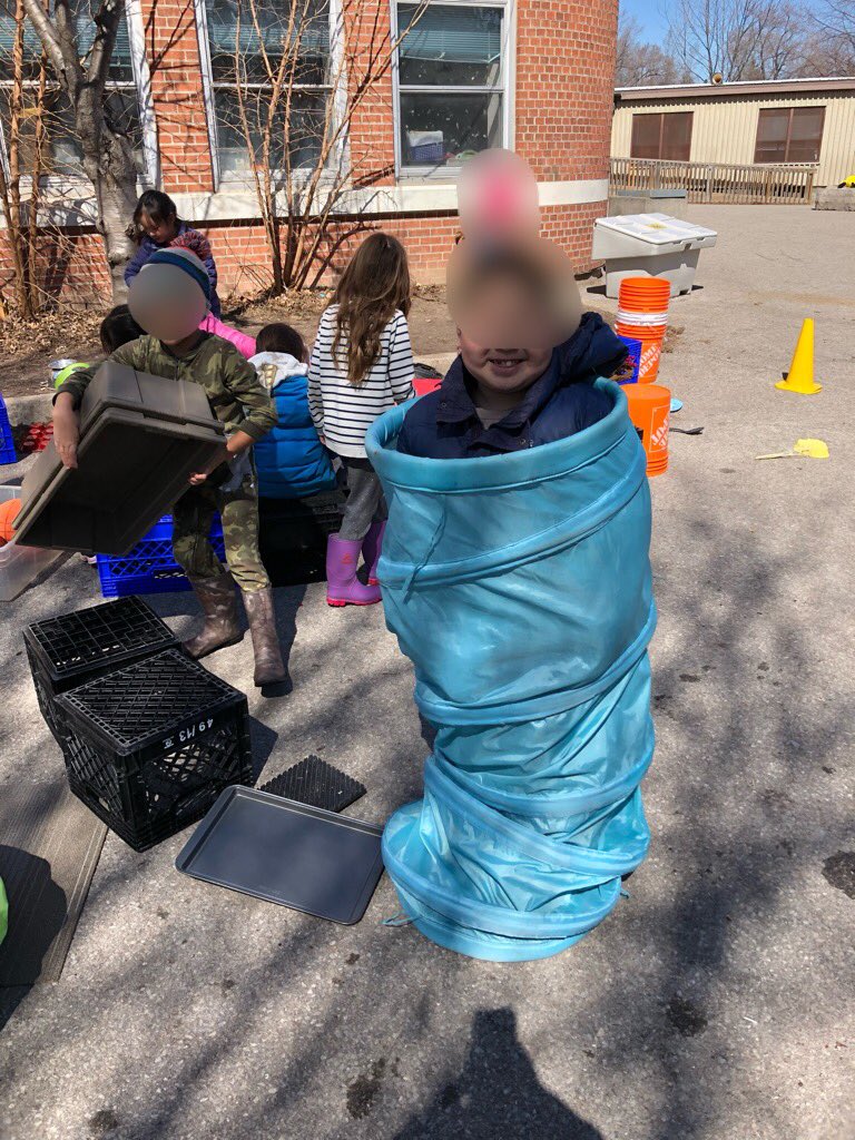101Northlea's tweet photo. So much wonderful outdoor loose parts play and learning on this beautiful day celebrating #EarthHour ! ❤️🌎 #takechances #makemistakes #getmessy @OPALOutdoorplay @EarthDayCanada @NorthleaTDSB https://t.co/rPc3RyDvwb