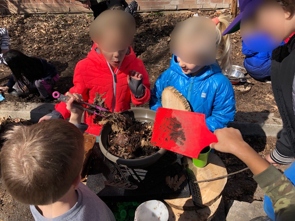 101Northlea's tweet photo. So much wonderful outdoor loose parts play and learning on this beautiful day celebrating #EarthHour ! ❤️🌎 #takechances #makemistakes #getmessy @OPALOutdoorplay @EarthDayCanada @NorthleaTDSB https://t.co/rPc3RyDvwb