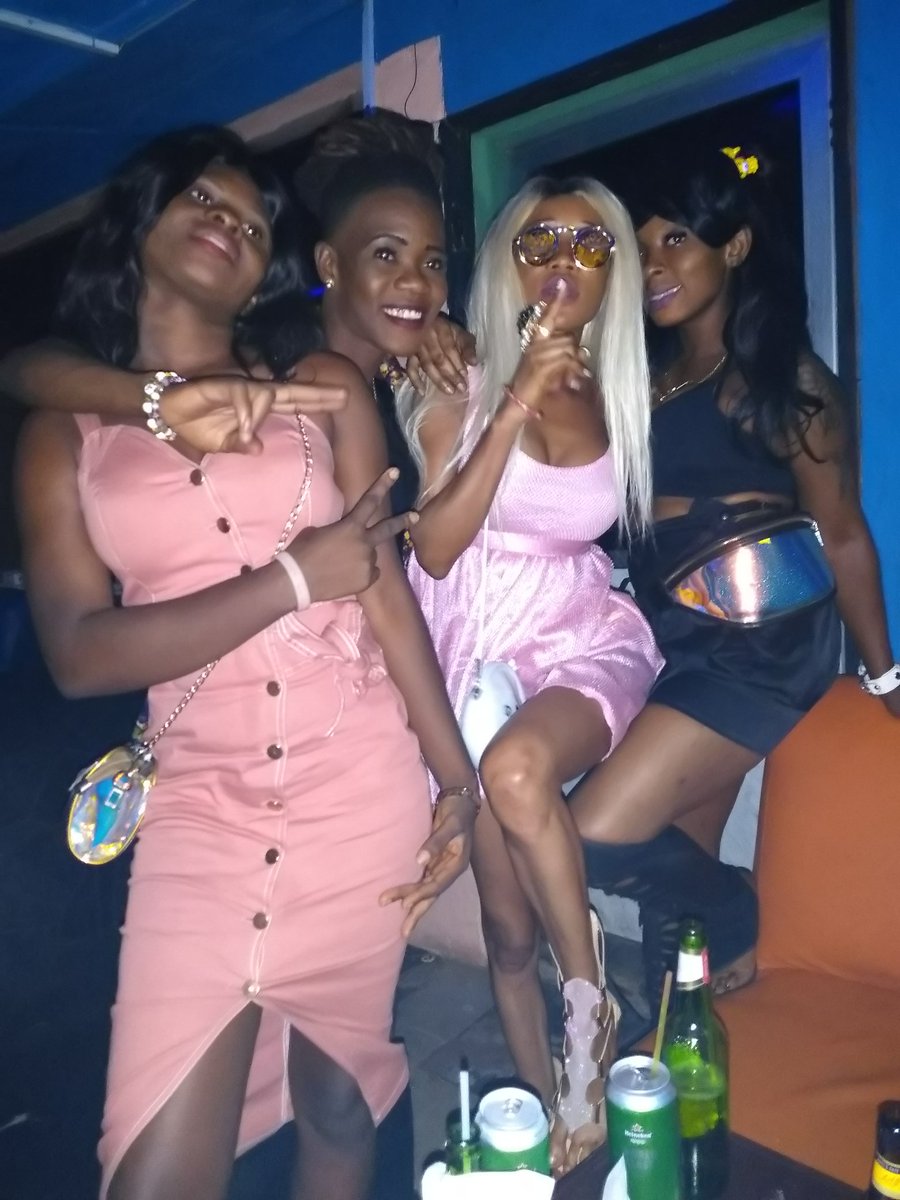 hipcobigsis's tweet photo. Chilling with my girlfriends.. https://t.co/pY5JpSxiyA